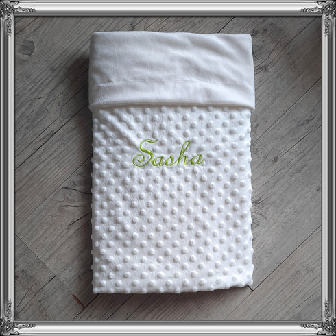Couverture doublé en minky doux + coussin assortie personnalisé, brodée prénom et/ou ornement